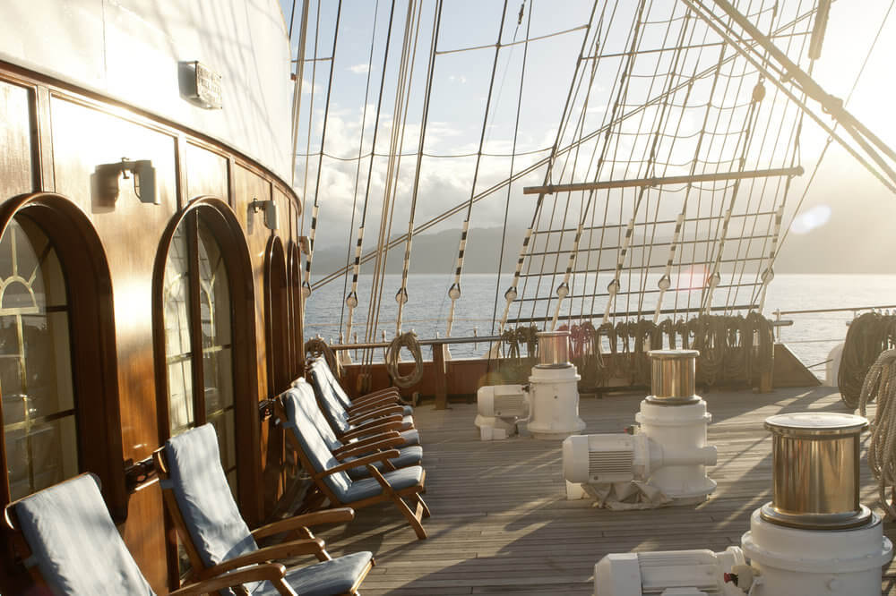 SeaCloud_Kreuzfahrten_SeaCloud2_Vordeck_Sonnenliegen_Sonnenuntergang