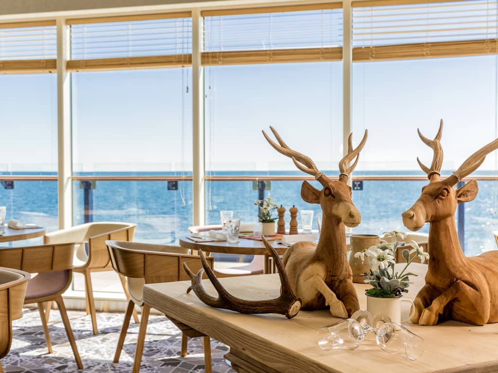 <i><i><i>Mein Schiff</i></i> 6</i> - Restaurants & Bars