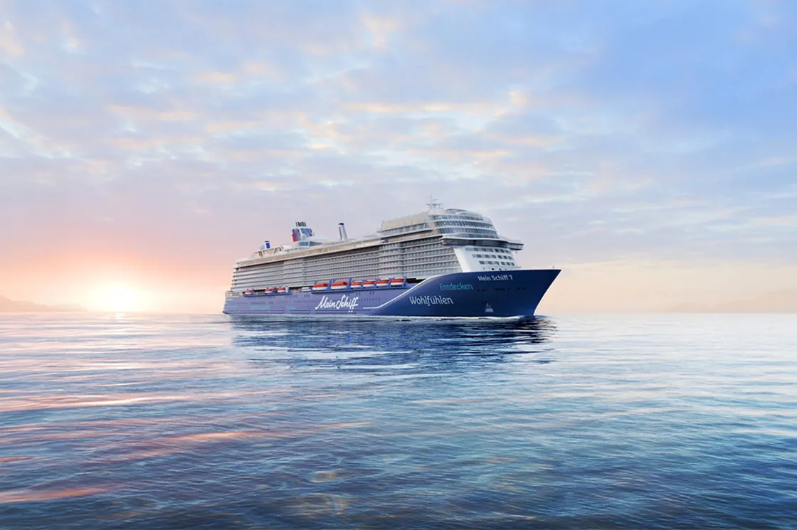 Mein Schiff 7 Kreuzfahrtschiff unterwegs auf dem Meer
