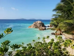 seychellen_strand_felsen_1000x750
