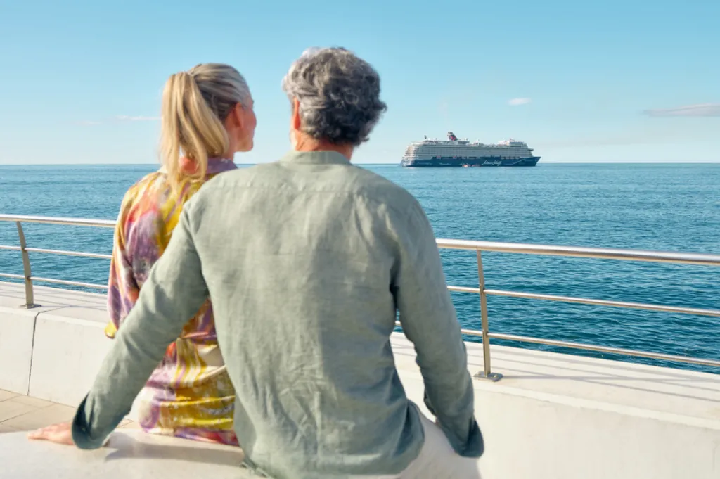 Paar ruht sich aus mit Blick auf das Schiff