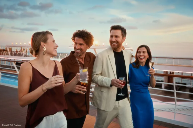 Freunde auf dem Weg zur Pool-Party