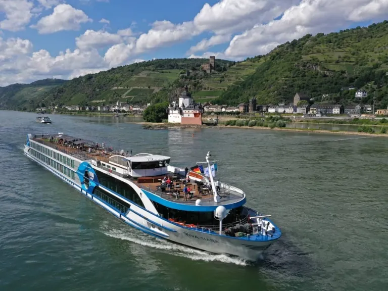 VIVA TIARA auf dem Rhein