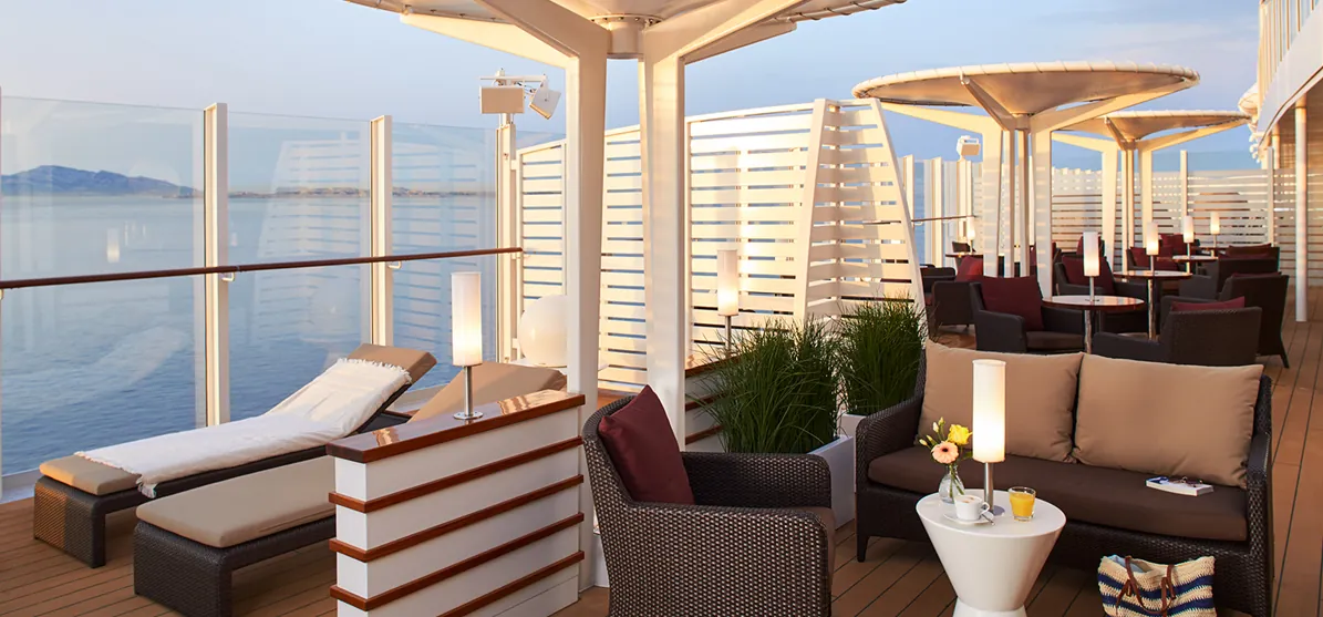 Exklusiver AIDA Lounge-Bereich an Deck mit Liegen, Sesseln und Meerblick – reserviert für Gäste der Suiten und Junior-Suiten.