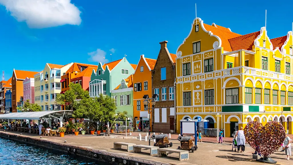Bunte Kolonialhäuser am Wasser in Willemstad, Curaçao.