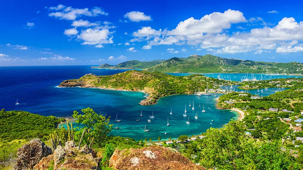 Panoramablick auf den English Harbour in Antigua mit Segelbooten und türkisblauem Meer.