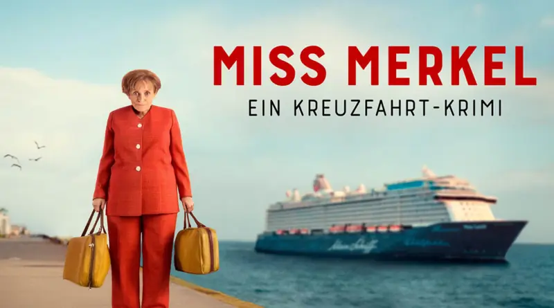 Frau in rotem Hosenanzug mit zwei gelben Reisetaschen steht am Pier, im Hintergrund ein Mein Schiff Kreuzfahrtschiff und der Schriftzug „Miss Merkel – Ein Kreuzfahrt-Krimi“.
