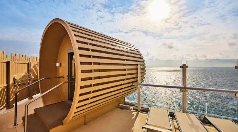 Fass-Sauna an Deck der Mein Schiff Relax mit Blick auf das Meer bei Sonnenuntergang.