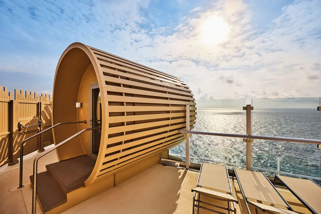 Fass-Sauna an Deck der Mein Schiff Relax mit Blick auf das Meer bei Sonnenuntergang.