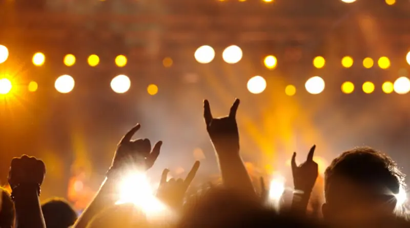 Publikum in einem Rockkonzert – Stockfoto Heavy Metal, Menschenmenge, Rockmusik, Popmusik-Konzert, Musik