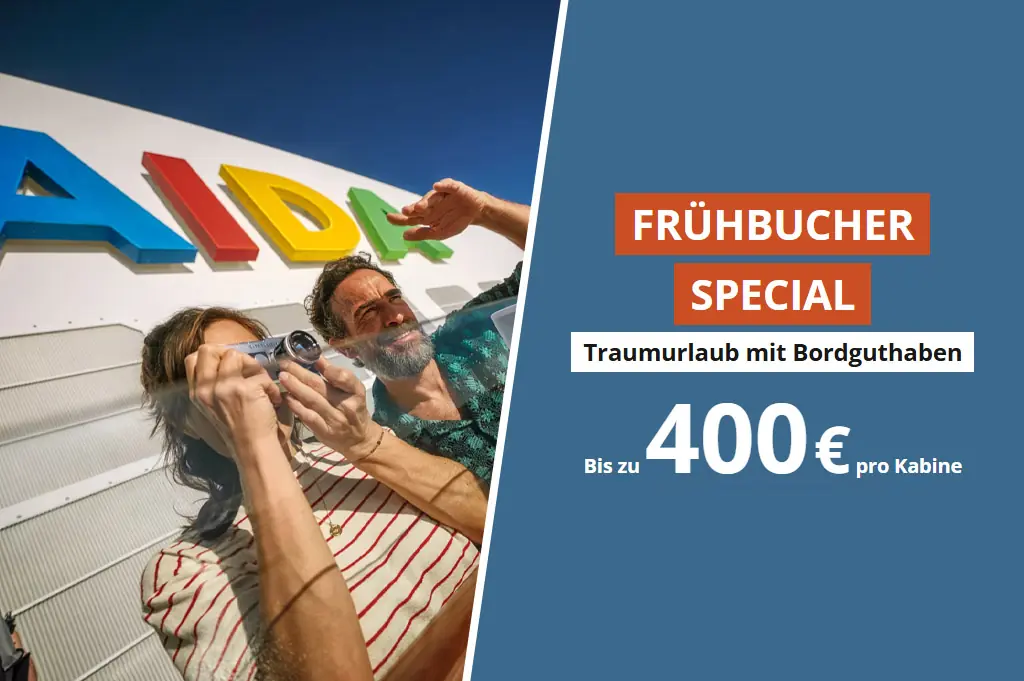 Pärchen genießt den Sonnenschein an Bord eines AIDA Kreuzfahrtschiffs – daneben Frühbucher-Special Hinweis mit Bordguthaben.