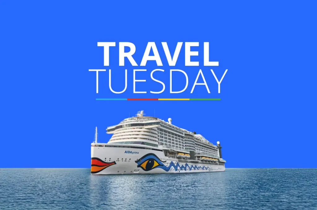 Das Kreuzfahrtschiff AIDAprima auf dem Meer mit blauem Hintergrund und dem Schriftzug „Travel Tuesday“.