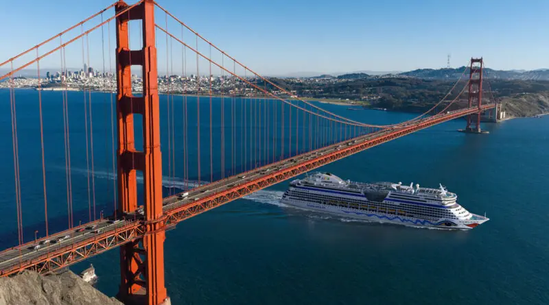 Das Kreuzfahrtschiff AIDAdiva fährt unter der Golden Gate Bridge in San Francisco hindurch.