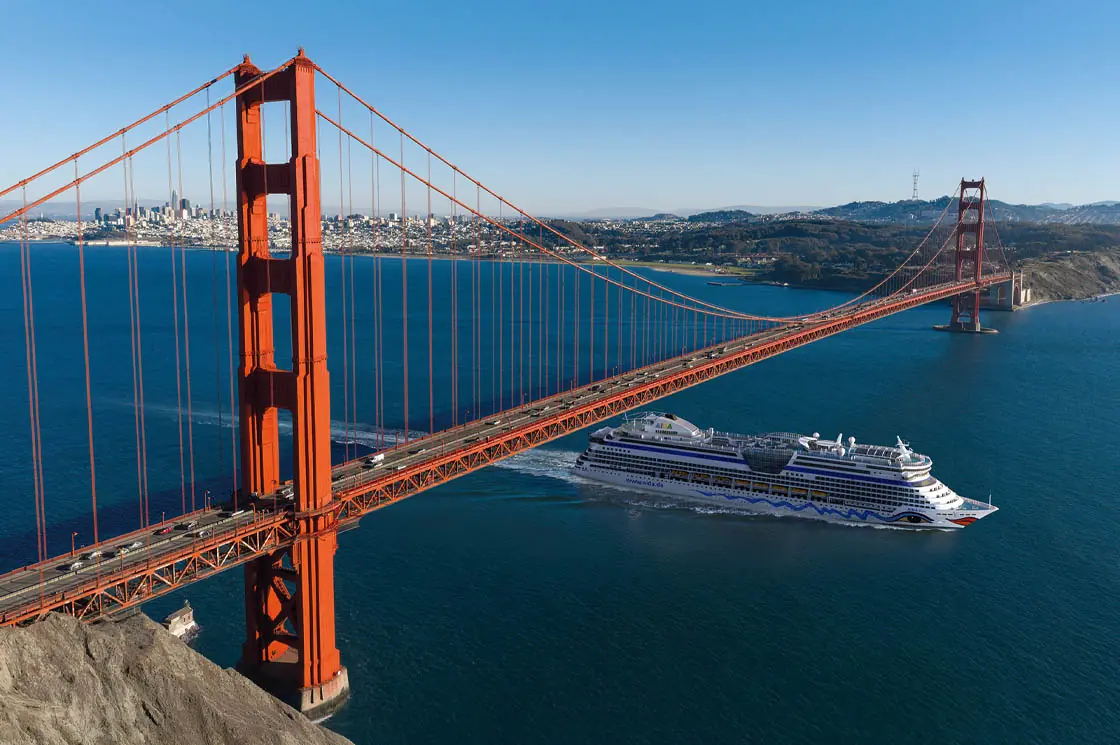 Das Kreuzfahrtschiff AIDAdiva fährt unter der Golden Gate Bridge in San Francisco hindurch.