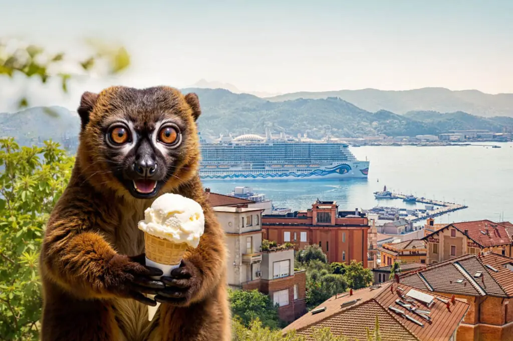 Lemur mit Eis in der Hand, im Hintergrund ein AIDA Kreuzfahrtschiff im Hafen einer Küstenstadt.