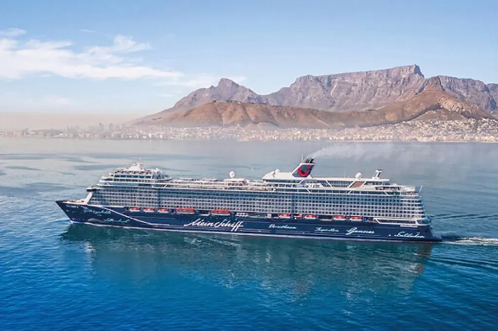Mein Schiff Kreuzfahrtschiff vor Kapstadt mit Blick auf den Tafelberg während einer Afrika Kreuzfahrt