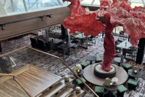 Modernisierter Hanami-Bereich auf der Mein Schiff 5 mit auffälliger roter Skulptur und stilvollen Sitzbereichen.