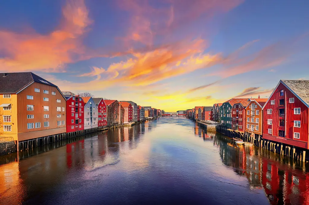 iStock-Bunte-Haeuser-Trondheim-Norwegen-Piotr-Krzeslak-1024x681