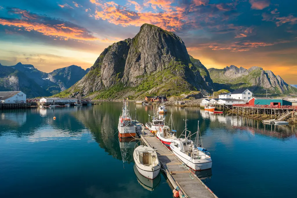 iStock-Lofoten-Inseln-in-Norwegen-mit-Sonnenuntergang-primeimages-1024x681