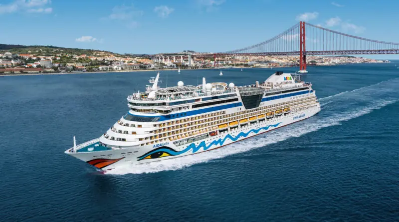 Das Kreuzfahrtschiff AIDAbella fährt vor der Küste von Lissabon unter der Ponte 25 de Abril über den Tejo.