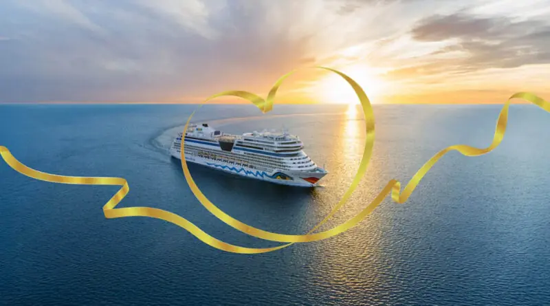 AIDA Kreuzfahrtschiff fährt bei Sonnenuntergang über das Meer, umrahmt von einer goldenen Herzgrafik.