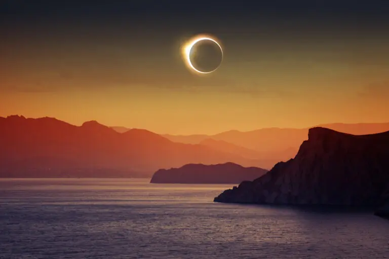Totale Sonnenfinsternis über dem Meer bei einer AIDA Kreuzfahrt mit spektakulärer Abendstimmung und Küstenlandschaft