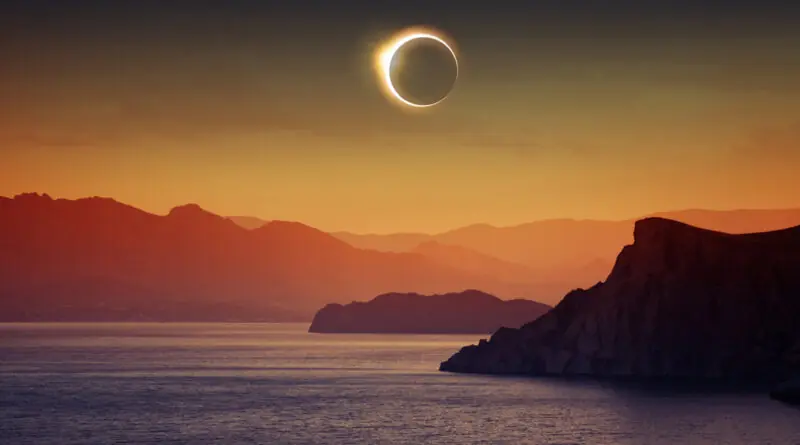 Totale Sonnenfinsternis über dem Meer bei einer AIDA Kreuzfahrt mit spektakulärer Abendstimmung und Küstenlandschaft