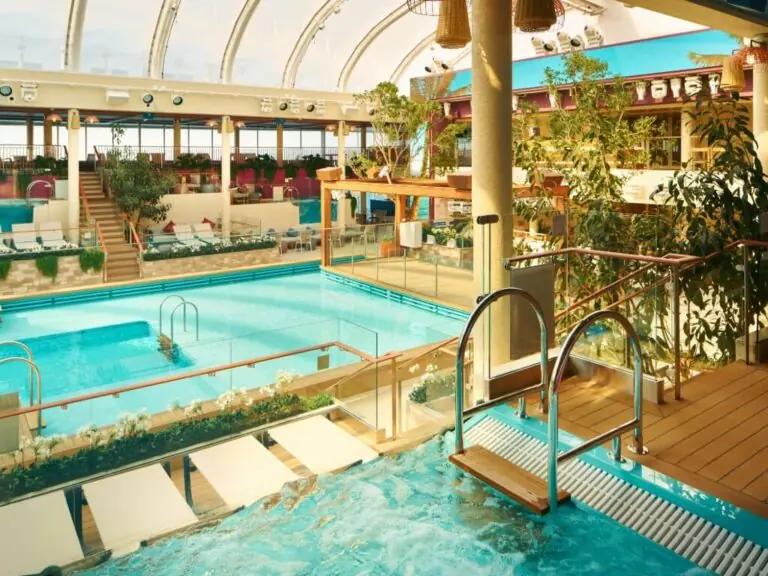Innenpool Kreuzfahrtschiff Costa